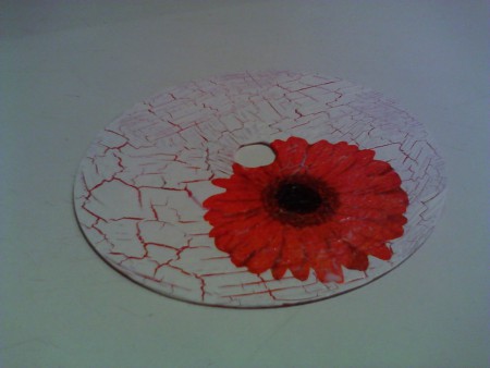 Po zaschnutí latexu a popraskaní - nalepenie servítky a prelakovanie pamlakom alebo wurstolom